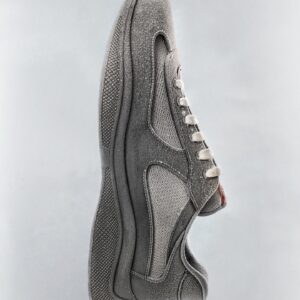 Lightweight sports sneakers with breathable mesh design – perfect for running, training, and everyday comfort