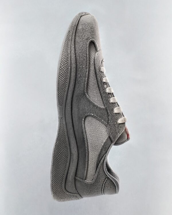 Lightweight sports sneakers with breathable mesh design – perfect for running, training, and everyday comfort