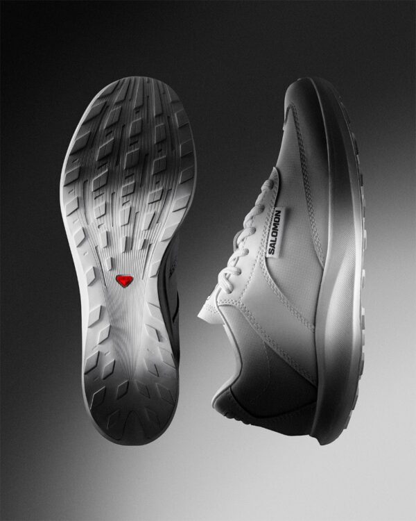 Lightweight sports sneakers with breathable mesh design – perfect for running, training, and everyday comfort.