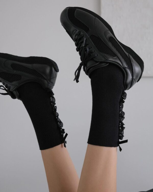 Comfortable and moisture-wicking sports socks – ideal for running, training, and all-day support.